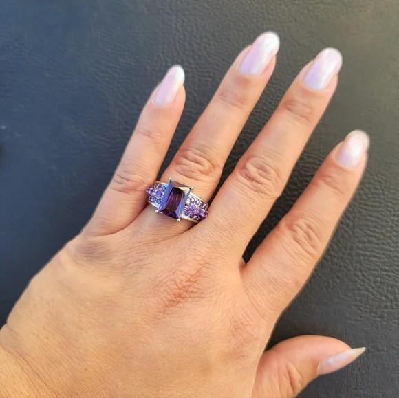 Purple Emerald Cut Glass Ring - Vintage, Estate - Size 8.5 - Picture 4 of 7